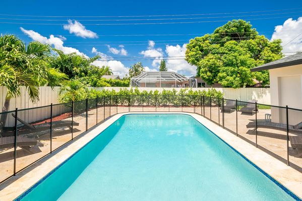 VILLA SERENITY: BEAUTIFUL RENOVATED 4BDRM/HEATED POOL 