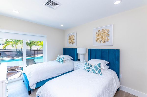 VILLA SERENITY: BEAUTIFUL RENOVATED 4BDRM/HEATED POOL 