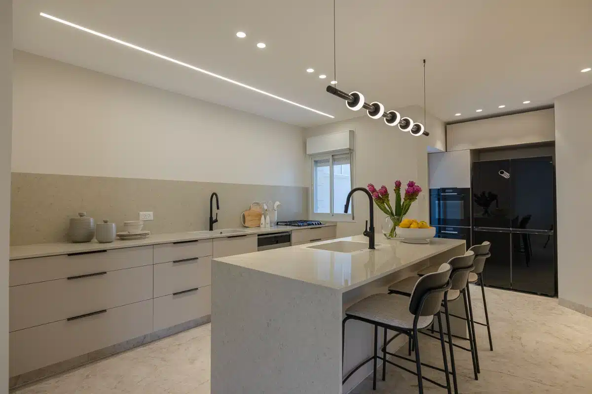 Minchat Yitchak 3 Bedroom
