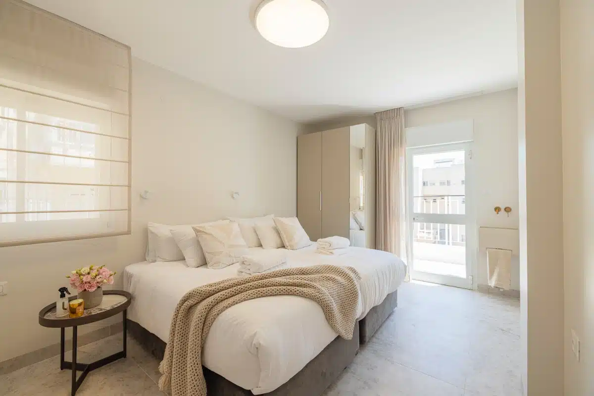 Minchat Yitchak 3 Bedroom