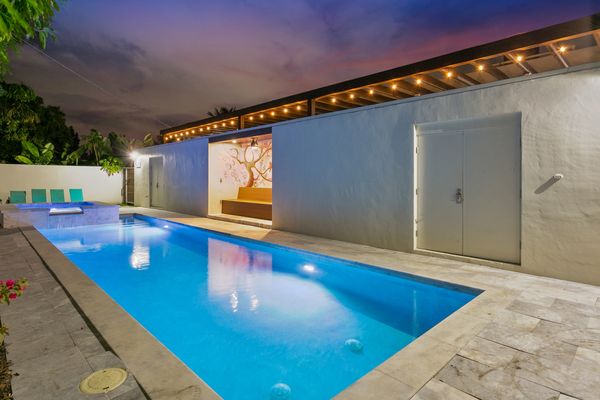 LXURE: The Cabana Suites
