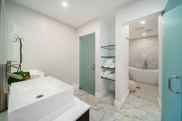 LXURE: The Marina Villa - on a private lake