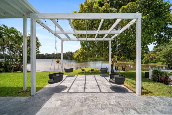 LXURE: The Marina Villa - on a private lake