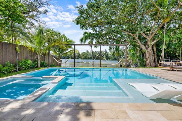 LXURE: The Bronze Villa - brand new on a private lake