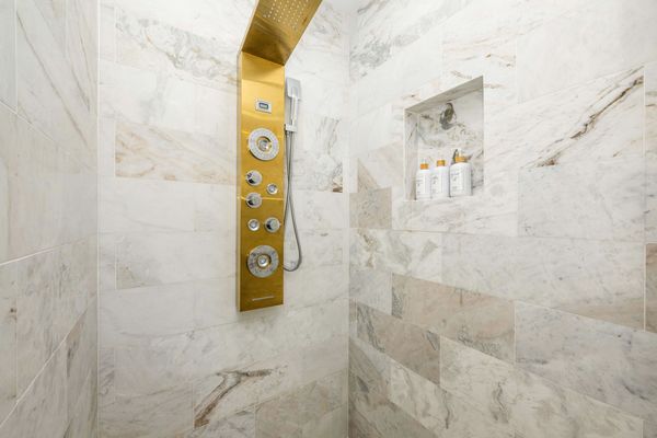 LXURE: The Bronze Villa - brand new on a private lake