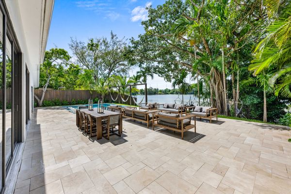 LXURE: The Bronze Villa - brand new on a private lake