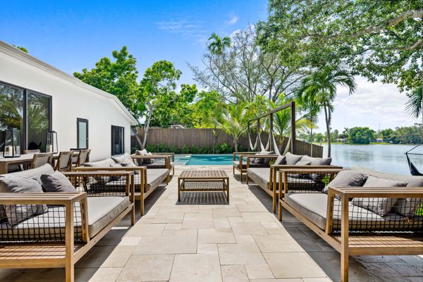 LXURE: The Bronze Villa - brand new on a private lake