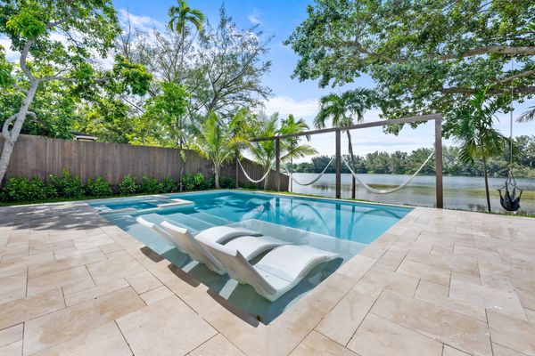 LXURE: The Bronze Villa - brand new on a private lake