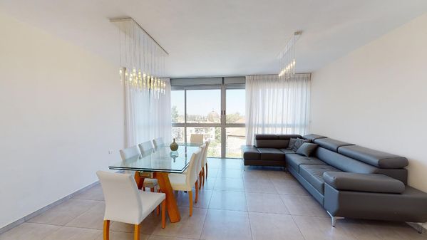 Strauss 4 bedroom luxurious spacious apartment