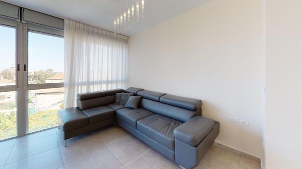 Strauss 4 bedroom luxurious spacious apartment