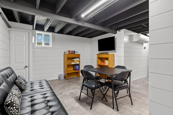 Hampton’s Haven: Hot Tub & Game room year round! Please see calendar.