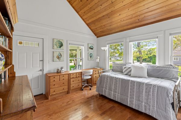 Hampton’s Haven: Hot Tub & Game room year round! Please see calendar.