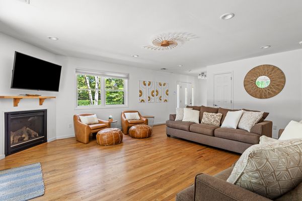 Hampton’s Haven: Hot Tub & Game room year round! Please see calendar.