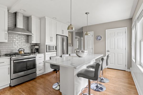 Hampton’s Haven: Hot Tub & Game room year round! Please see calendar.