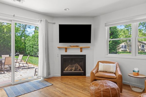 Hampton’s Haven: Hot Tub & Game room year round! Please see calendar.