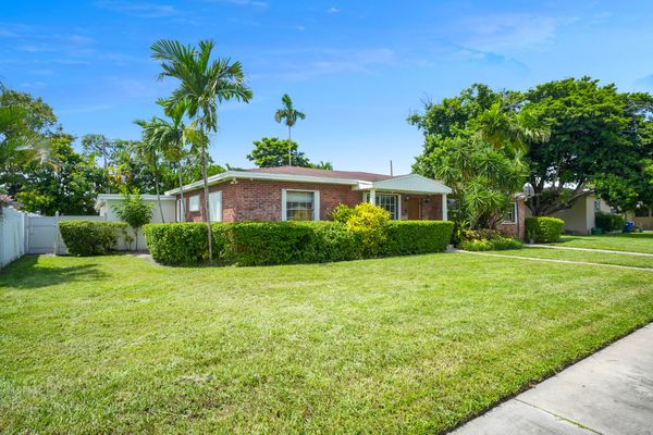 Charming 3-Bedroom Retreat with Pool & Hot Tub