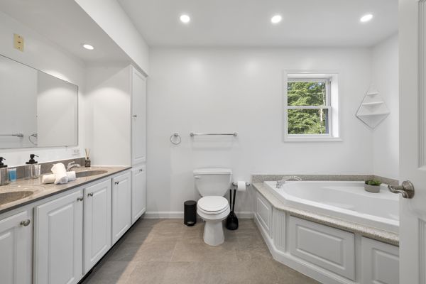 Peaceful Paradise: Dream Home in Woodridge