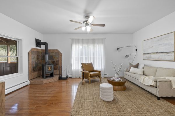 Peaceful Paradise: Dream Home in Woodridge
